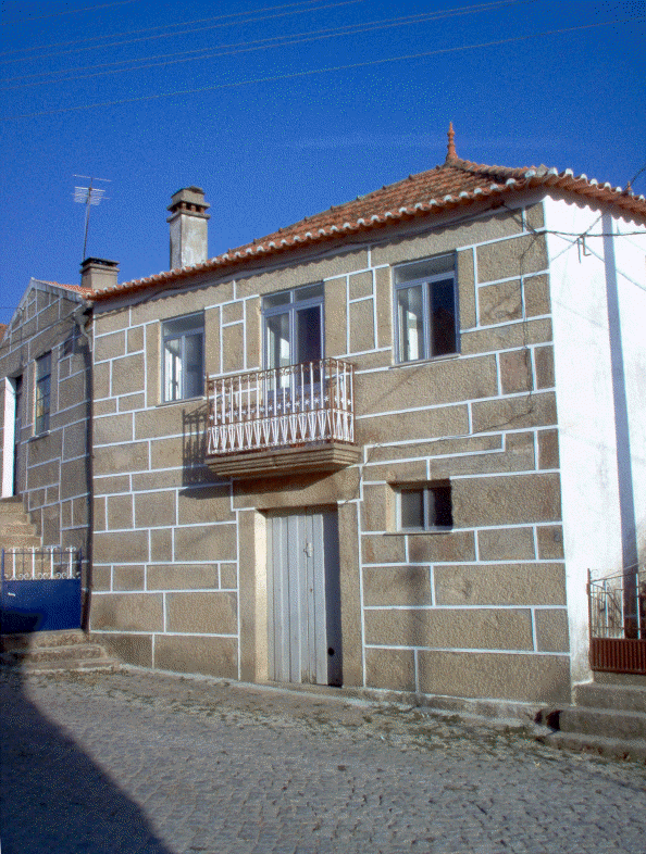 Casa no largo do Releixo